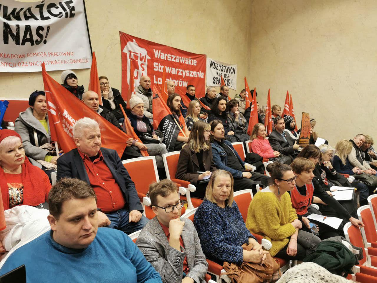 Po nadzwyczajnej sesji rady Warszawy, „o wyższe płace i niższe czynsze!”